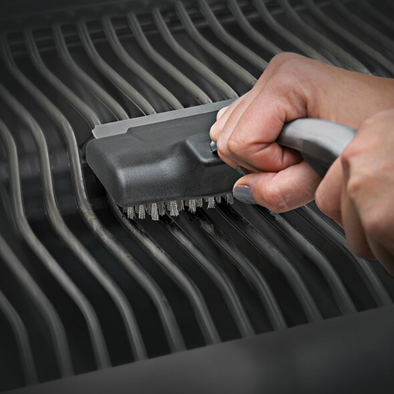 62035-70007-ss-grillbrush-inuse-1
