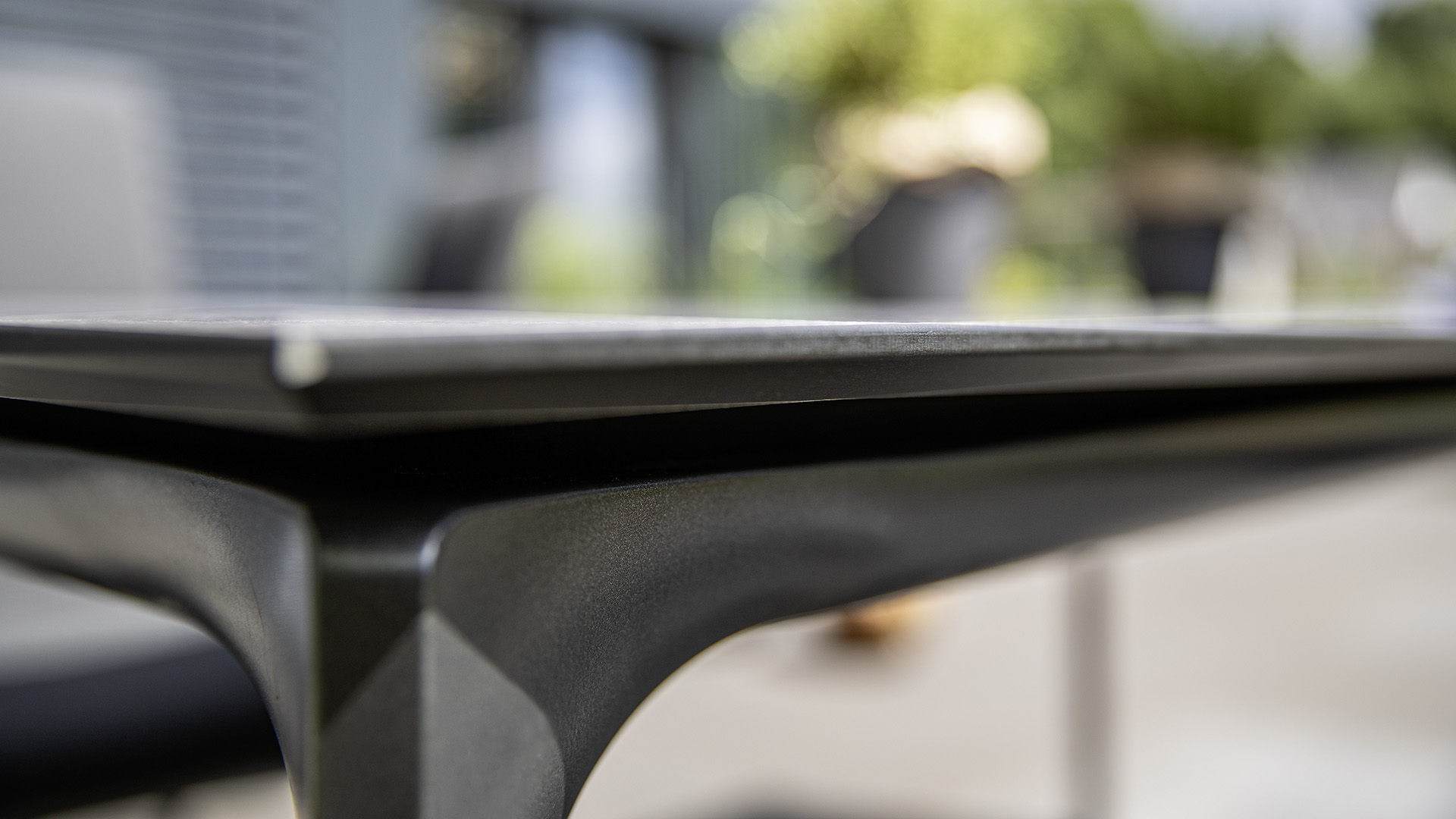 6141df577f3255aa649f8a12_HPL-Tischplatte_-3100_Kalksandstein_DIAMOND_Tischgestell-7000_Detail